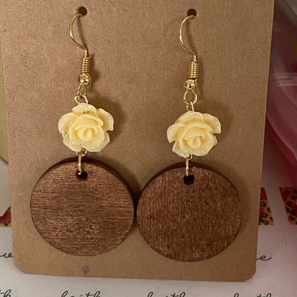 Wood and acrylic rose round earrings. - Picture 2 of 2